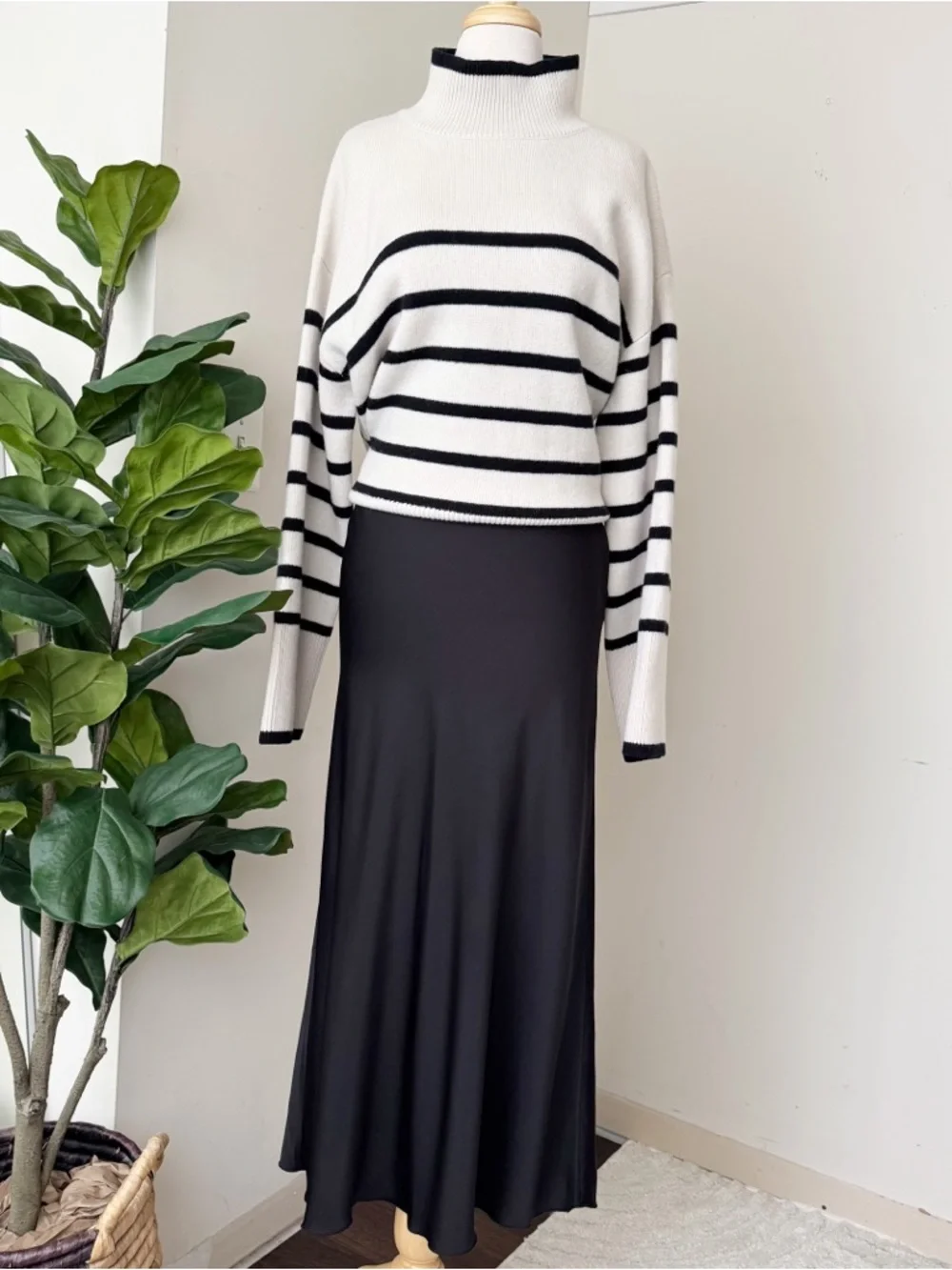 Black Midi satin slip Skirt - Picture 6 of 7